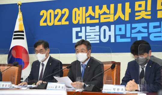 윤호중 민주당 원내대표가 29일 국회에서 2022년 예산심사 관련 기자간담회를 하고 있다. 국회사진기자단=연합뉴스